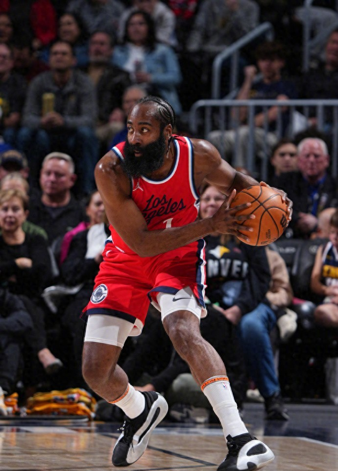 关于今晨圣安东尼奥马刺调整名单以备NBA季后赛，绝杀压哨环节打磨，话题不断，年轻球员得到机会的信息