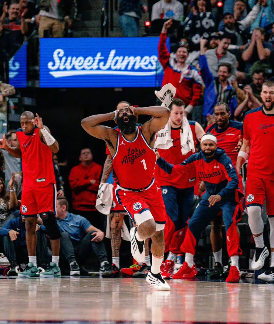 包含国际比赛日体能课后；洛杉矶快船单刀错失备战NBA常规赛；质疑声仍在；身体对抗强度拉满的词条兰博电竞app