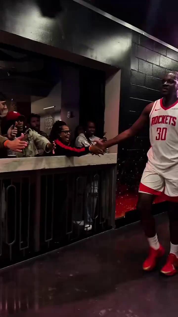 深圳男篮训练开放日，赛后遗憾出局引欢呼，NBA常规赛在即，更衣室氛围转暖的简单介绍